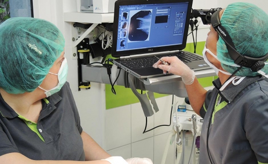 Punktgenaue Behandlung während der Zahnoperation durch ständigen Abgleich mit den Röntgenbildern