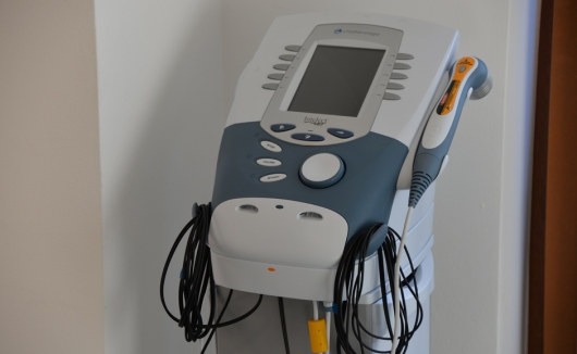 Unser Kombigerät für Elektro-, Laser-, und/oder Ultraschalltherapie zur Verbesserung der Wundheilung, Förderung der Durchblutung und zur Muskelstärkung